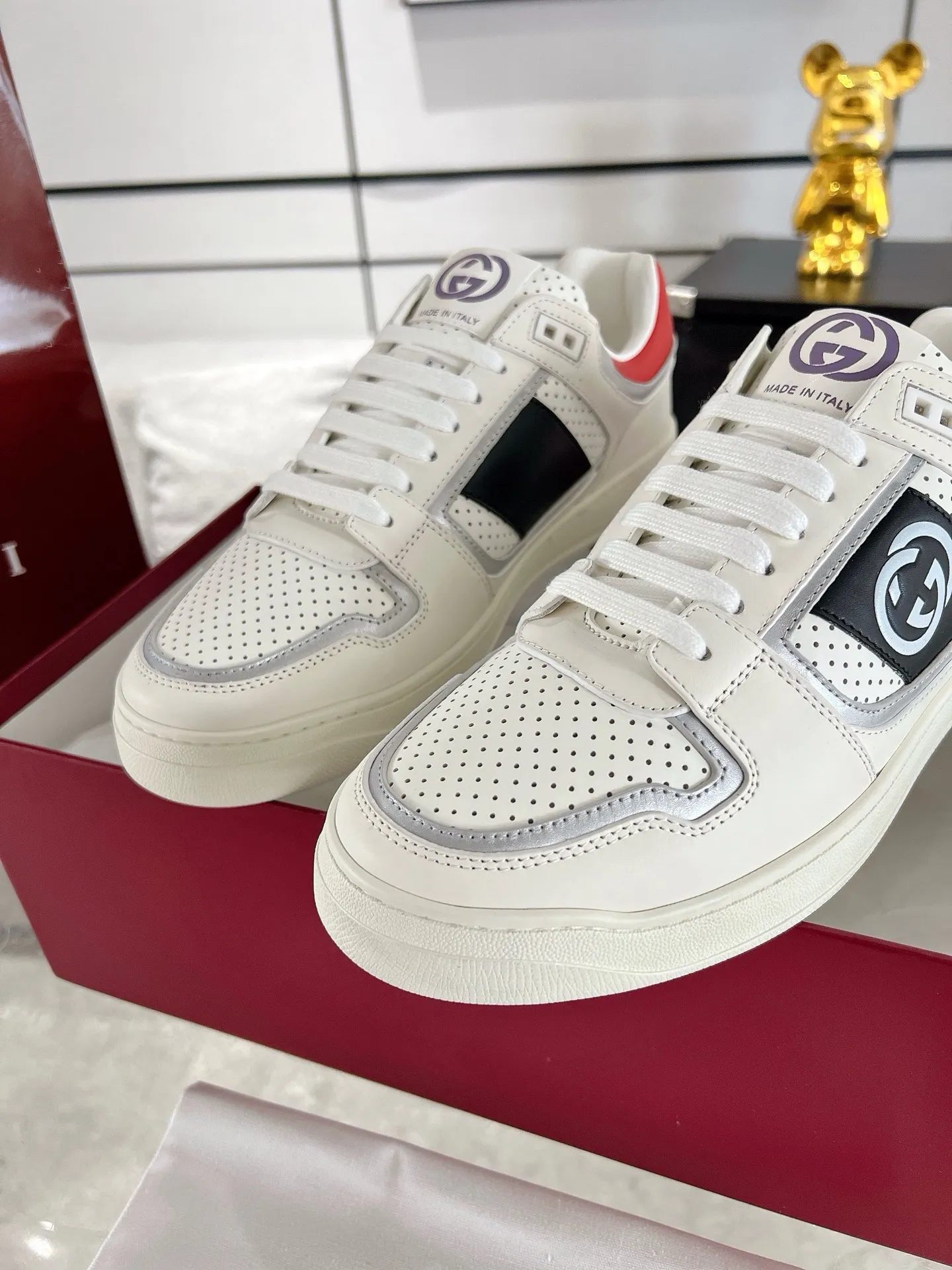 👟👟Ex-factory price 700👟👟 The latest casual sneakers for couples in white shoes❗️❗️ Original purchase, development and production. The sneakers are inspired by the classic sneakers of the 1970s, and the name is taken from the defensive movements in sports. This accessory is crafted from white leather, with an interlocking Double G stripe webbing embellished on the side, and the Gucci retro logo embellished on the shoe body. Original imported first-layer cowhide. Original custom-made soft sheepskin lining. Original open-molded TPU outsole. Bottom thickness: 2.5CM. Size: 35-44 (45 is custom-made and cannot be returned or exchanged)